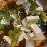 小松菜と大根と人参とえのきと昆布と凍み豆腐の塩汁